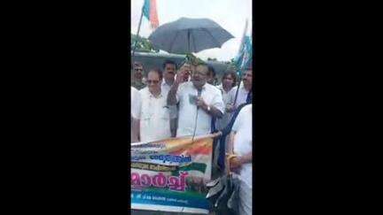 കാസര്‍ഗോഡ്: ദേശീയപാത നിർമാണത്തിൽ അഴിമതി, മയിലാട്ടിയിലെ കരാർ കമ്പനി ഓഫീസിലേക്ക് കോൺഗ്രസ് മാർച്ച്, രാജ്മോഹൻ ഉണ്ണിത്താൻ ഉദ്ഘാടനം ചെയ്തു