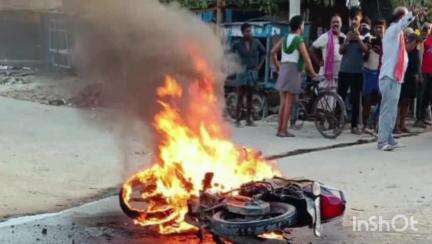 नुआंव: चंडेश चौक पर बाइक में अचानक लगी आग, बाइक चालक ने कूदकर बचाई जान