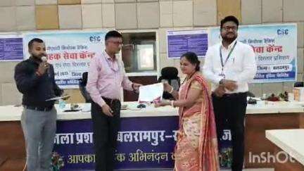 बलरामपुर: कलेक्ट्रेट सभाकक्ष में 31 बैंक सखियों को माइक्रो एटीएम मशीन का किया गया वितरण