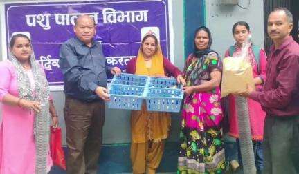 चमोली: पशुपालन विभाग चमोली ने 117 लाभार्थियों को बैकयार्ड कुक्कुट योजना के तहत इकाई का किया आवंटन