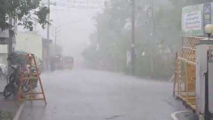 தென்காசி: மாவட்டத்தில் சூறாவளி காற்றுடன் கூடிய கனமழையால் இயல்பு வாழ்க்கை பாதிப்பு