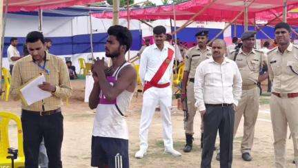 भभुआ: जगजीवन स्टेडियम में चल रही होमगार्ड दक्षता परीक्षा का डीएम सावन कुमार ने किया औचक निरीक्षण