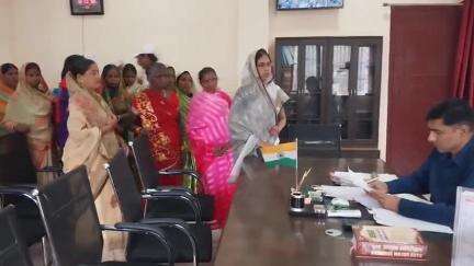 मधुपुर: पहले पानी फिर,सड़क की मांग को लेकर मधुपुर की महिलाओं ने उठाई आवाज,SDO को सौंपा मांग पत्र #jansamasya