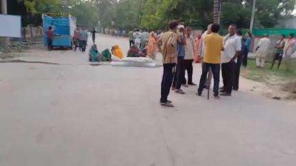 एटा: गांव दतेई चकोरी प्लांट की छत से गिरे मजदूर की उपचार के दौरान हुई मौत, परिजनों ने SSP आवास के बाहर शव रखकर किया हंगामा