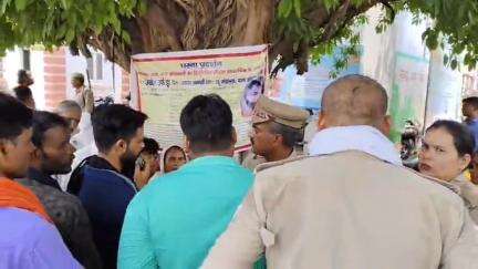 इटावा: आसरा कॉलोनी के एक दर्जन से अधिक लोगों ने हिस्ट्रीशीटर के आतंक के खिलाफ कचहरी में दिया धरना, कार्रवाई का मिला आश्वासन