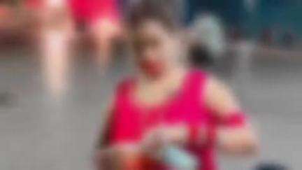 झांसी: झांसी किले के सामने बनी पार्किंग में महिला ने बनाया बियर का पैग, वीडियो हुआ वायरल