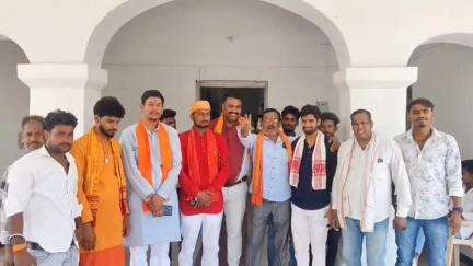 बस्ती: आवास विकास स्थित मां काली की प्रतिमा को खंडित किए जाने के विरोध में बजरंग दल के पदाधिकारियों ने DM व SP को सौंपा ज्ञापन