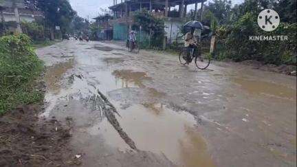 পশ্চিম যোৰহাট: মালৌআলিৰ পৰা দেৰগাঁও সংযোগী পথে যমৰ যান্ত্ৰণা দিছে প্ৰায় ৬০ খনতকৈও অধিক গাঁৱৰ ৰাইজক #jansamasya