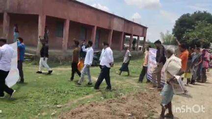 लखनपुर: ग्राम पुटा में 'हमार गांव, हमार पानी' महाअभियान के तहत जागरूकता रैली निकाली गई, लोगों को जल संरक्षण की दिलाई शपथ