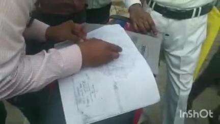 औरैया: कोतवाली क्षेत्र के मोहल्ला नारायणपुर में मुकदमा जीतने के बाद जमीन पर कब्जा करने का आरोप, पुलिस व लेखपाल पहुंचे