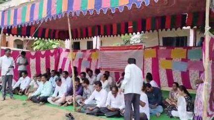 సెకండరీ గ్రేడ్ టీచర్లకు స్కూల్ అసిస్టెంట్ ఇంగ్లీష్ పదోన్నతులు కల్పించాలని ఉపాధ్యాయుల నిరసన