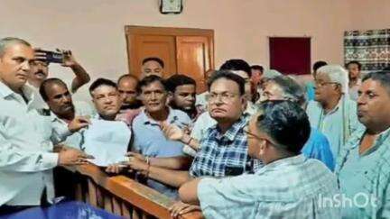 लाडनूं: लाडनूं में पेयजल संकट को लेकर ग्रामीणों ने उपखंड कार्यालय में जिला कलेक्टर के नाम सौंपा ज्ञापन