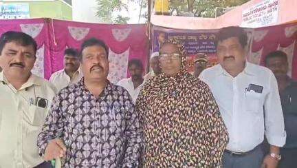 ಹನೂರು: ಪಟ್ಟಣದಲ್ಲಿ ಮೂರನೇ ದಿನಕ್ಕೆ ಕಾಲಿಟ್ಟ ಪೌರ ನೌಕರರ ಪ್ರತಿಭಟನೆ;ಪಪಂ ಅಧ್ಯಕ್ಷ ಮುಮ್ತಾಜ್ ಬಾನು ಬೆಂಬಲ