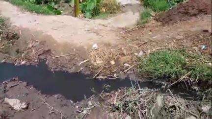 पुवायां: गांव में जगह जगह गंदगी के ढेर गांव में जलभराव की समस्या ,मूडा फतेहपुर गांव का मामला#janasamsaya