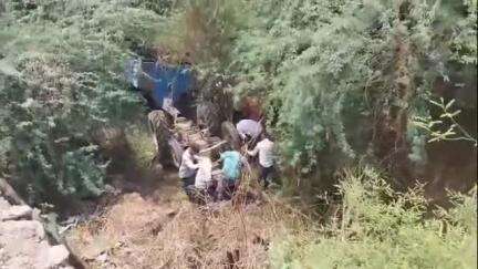 रावेर: भुसावळ यावल रस्त्यावर अंजाळे गाव जवळील चढावा वर खडी वाहतूक करणाऱ्या ट्रॅक्टर अनियंत्रित होत दरीत कोसळले,चालक गंभीर जखमी