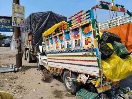 बस्ती: बड़ेबन के पास ट्रक ने आम लदे पिकअप में मारी टक्कर, बड़ा हादसा टला