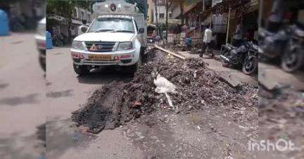 लातूर: लातूर शहरात तुफान पावसामुळे साचलेला नालीतील काढलेला रस्त्याच्या कडेलाच साचला गाळच गाळ