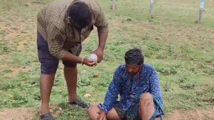 రాయదుర్గం: పట్టణంలో మద్యం మత్తులో 20 అడుగుల గోతిలో పడిపోయిన ఓ వ్యక్తిని కాపాడిన స్థానిక యువకులు, పోలీసులు