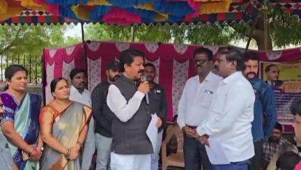 ಚಳ್ಳಕೆರೆ: ನಗರಸಭೆ ಮುಂಭಾಗ ಪೌರ ಕಾರ್ಮಿಕರು ನಡೆಸುತ್ತಿರುವ ಸ್ಥಳಕ್ಕೆ ಶಾಸಕ ಟಿ.ರಘುಮೂರ್ತಿ ಭೇಟಿ, ಮನವಿ ಸ್ವೀಕಾರ