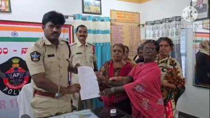 హిందూపురంలో ఇంటి పట్టాలు ఇస్తామంటూ తమ వద్ద డబ్బులు వసూలు చేశారని వన్ టౌన్ పోలీస్ స్టేషన్లో ఫిర్యాదు చేసిన బాధితులు