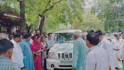 खंडवा नगर: खंडवा कलेक्ट्रेट से पंधाना विधायक ने विकसित कृषि संकल्प अभियान जागरूकता रथ को हरी झंडी दिखाकर किया रवाना