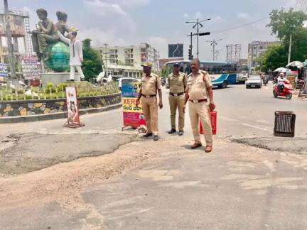 కోరుట్ల: ఇటీవల కురిసిన వర్షానికి  గుంతలు ఏర్పడడంతో ఆరపేట నుండి బస్ డిపో వరకు  గుంతలు పూడ్చిన పోలీసులు