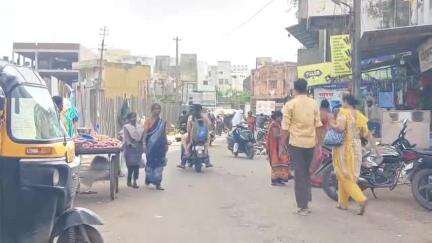 વલસાડ: શાકભાજી માર્કેટ તળિયાવાળ છોડી અન્ય જગ્યાએ ખસેડવા ધંધાર્થીઓએ માંગ કરી #Jansamasya