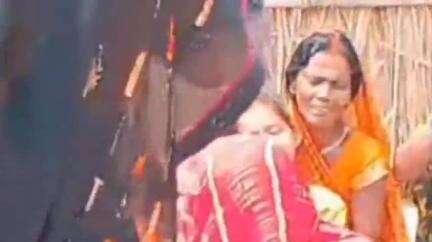 बांसडीह: बांसडीह महाविद्यालय के समीप बाइक से अनियंत्रित होकर गिरी महिला को पीछे से आ रहे अज्ञात वाहन ने मारी टक्कर, हुई मौत