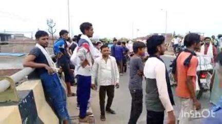 फिरोज़ाबाद: गोपाल आश्रम के सामने ओवरब्रिज पर असंतुलित हुए श्रमिकों से भरे ट्रैक्टर से एक श्रमिक गिरा, दबकर हुई मौत