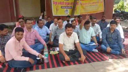 शाहजहांपुर: अधीक्षण अभियंता कार्यालय में राज्य विद्युत परिषद जूनियर इंजीनियर संगठन ने निजीकरण का विरोध किया