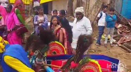 आठनेर: जामूढाना से बैलगाड़ी पर दुल्हन लेने टेमनी पहुंचा दुल्हा, अनोखी बारात देखने उमड़े लोग, दिया सादे विवाह का संदेश