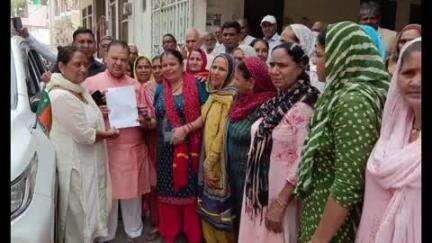 भिवानी: देवनगर में 10 वर्षों से पेयजल संकट से जूझ रही महिलाओं ने विधायक को सौंपा ज्ञापन