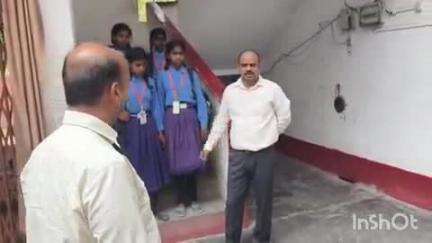 रामपुर: उत्क्रमित मध्य विद्यालय झाली में शिक्षकों द्वारा मुर्गा चावल की पार्टी मनाने के बाद डीएम ने की जांच