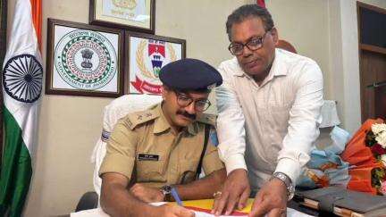 कांके: समाहरणालय स्थित कार्यालय में प्रवीण पुष्कर ने ग्रामीण एसपी के रूप में पदभार संभाला