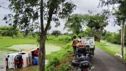 মগরাহাট ২: মগরাহাটের ধনপোতা এলাকায় নিয়ন্ত্রণ হারিয়ে রাস্তার পাশে একটি মাঠে পড়ে যায় আলু বোঝাই একটি চার চাকা গাড়ি