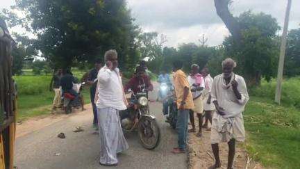 పలమనేరు: బైరెడ్డిపల్లి: పాతూరు నత్తం వద్ద రెండు ద్విచక్ర వాహనాలు ఢీ, ఇద్దరికీ గాయాలు కాగా వాగ్వాదం