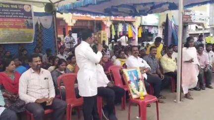 ಚಾಮರಾಜನಗರ: ನಗರದಲ್ಲಿ‌ ಪೌರ ನೌಕರರ ಮುಷ್ಕರಕ್ಕೆ ಬಿಜೆಪಿ ಮುಖಂಡ ವಿ.ಶ್ರೀನಿವಾಸ ಪ್ರಸಾದ್ ಬೆಂಬಲ