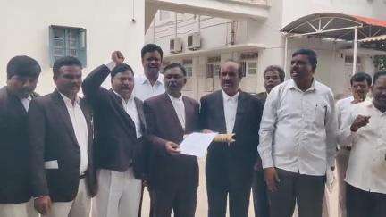 ಚಿತ್ರದುರ್ಗ: ನಗರದಲ್ಲಿ ಬೇಡ ಜಂಗಮ ಜಾತಿ ಇಲ್ಲ, ಬೇಡ ಜಂಗಮ ಜಾತಿ ಸರ್ಟಿಫಿಕೇಟ್ ಬೇಡ: ಎಸ್ಸಿ ಮತ್ತು ಎಸ್ಟಿ ವಕೀಲರ ಸಂಘ ಪ್ರತಿಭಟನೆ