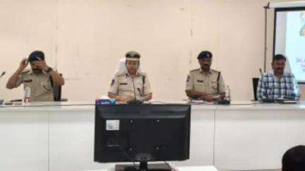రామగుండం: కేసులలో పరిశోధన పారదర్శకంగా ఉండాలి  కమిషనరేట్ పోలీస్ అధికారులతో నేర సమీక్ష చేసిన సిపి అంబర్ కిషోర్ ఝా
