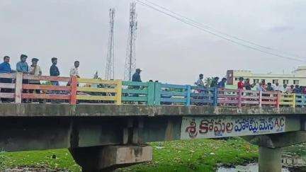 వెంకటగిరిలో కైవల్యా నదిలోకి దూసుకెళ్లిన ఆటో, ప్రయాణికులు లేకపోవడంతో తప్పిన ప్రమాదం