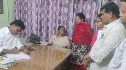 గంగాధర నెల్లూరు: కార్వేటినగరంలోని ఆధార్ సెంటర్ తనిఖీ చేసిన ఎంపీడీవో చంద్రమౌళి