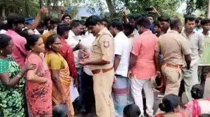 புவனகிரி: ஆயிப்பேட்டையில் மின்சாரம் தாக்கி உயிரிழந்த சிறுவனுக்கு நீதி கேட்டு கிராம மக்கள் சாலை மறியல்