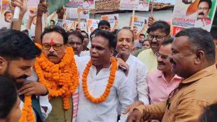 लोहरदगा: नदिया से संविधान बचाओ रैली में पहुंचे राजेंद्र भवन, लोहरदगा सांसद व जिलाध्यक्ष के नेतृत्व में हुआ स्वागत