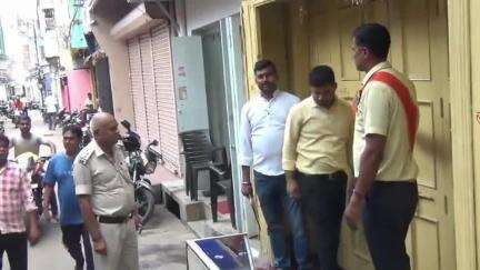 झरिया/जोरापोखर/सिंदरी: झरिया- मजिस्ट्रेट, पुलिस और कोर्ट की मौजूदगी में दुकान की डिग्री के बाद मालिक को मिला दखल