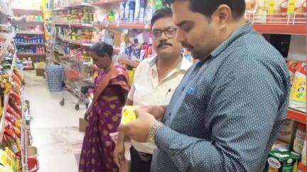 चाईबासा: जिला खाद्य सुरक्षा पदाधिकारी ने चाईबासा शहर के कई प्रतिष्ठानों का निरीक्षण किया, निर्देश दिए