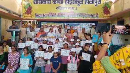 दतिया नगर: कन्या हाईस्कूल होलीपुरा में शिविर का समापन, बालिकाओं ने कबड्डी, कराटे, संगीत आदि का प्रशिक्षण लिया