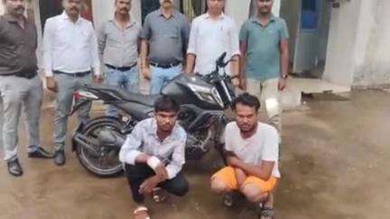 सिमगा: सिमगा से दोपहिया वाहन चोरी करने वाले 2 आरोपियों को पुलिस ने किया गिरफ्तार