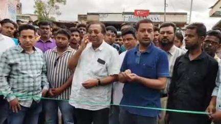 মুরারই ১: পলসা মোড় থেকে এদরাকপুর পর্যন্ত রাস্তার কাজের ফিতে কেটে শুভ উদ্বোধন করলেন, বিধায়ক ডাক্তার মোশারফ হোসেন