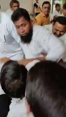नगर के मोहल्ला हनीफगढ़ी में सपा की बूथ समीक्षा बैठक के दौरान दो पक्षों में जमकर हुई मारपीट, चर्चा का विषय बनी