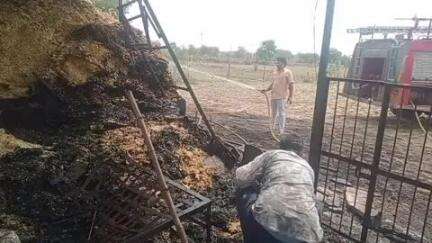 सांगोद: सांगोद कस्बे में हरिपुरा रोड़ पर खेत पर रखे चारे और घरेलू सामान में लगी आग, नगरपालिका की दमकलों ने आग पर पाया काबू
